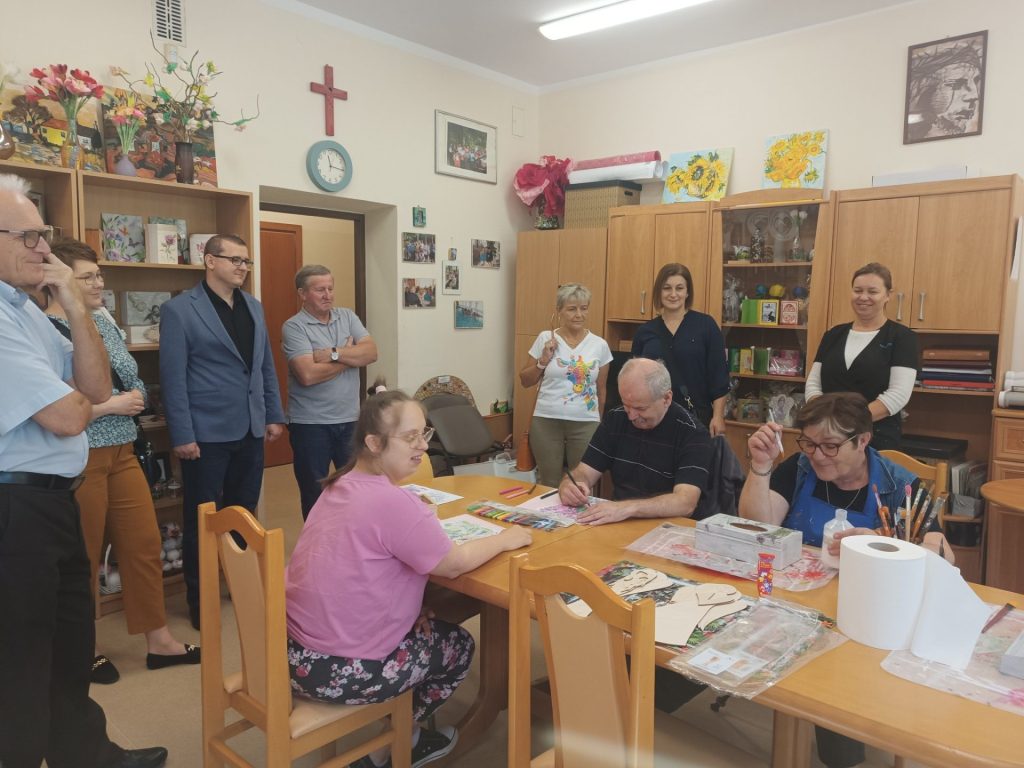 przedstawiciele Rady Gminy w pracowni plastycznej