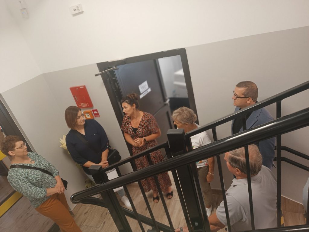 przedstawiciele Rady Gminy w na klatce schodowej ŚDS