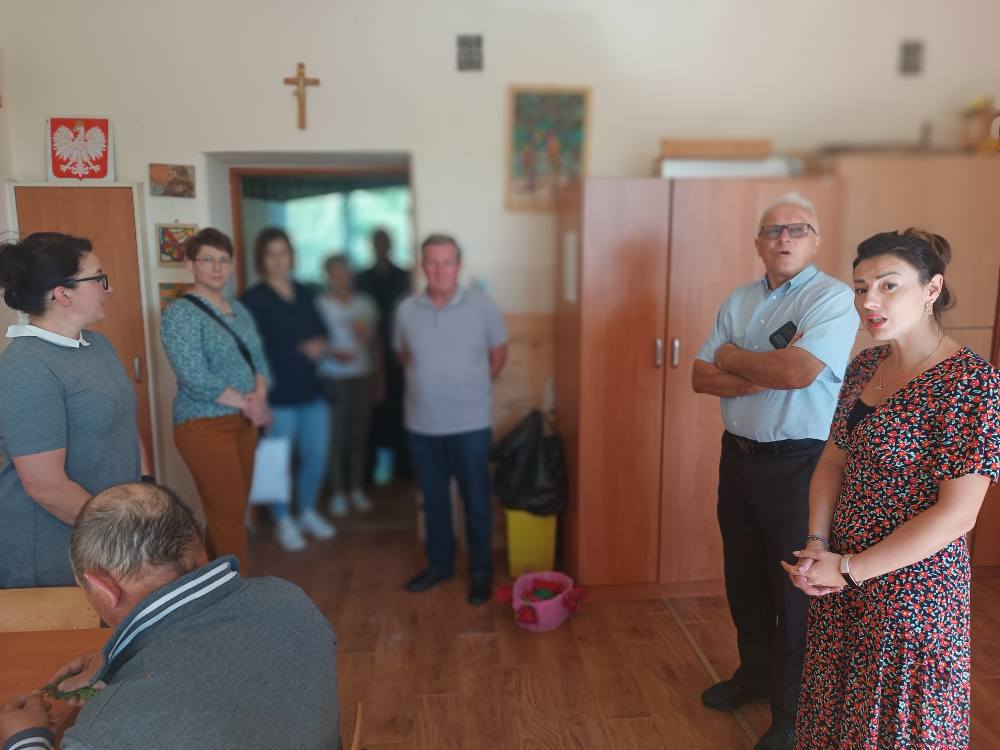 przedstawiciele Rady Gminy w pracowni rzemiosł róznych