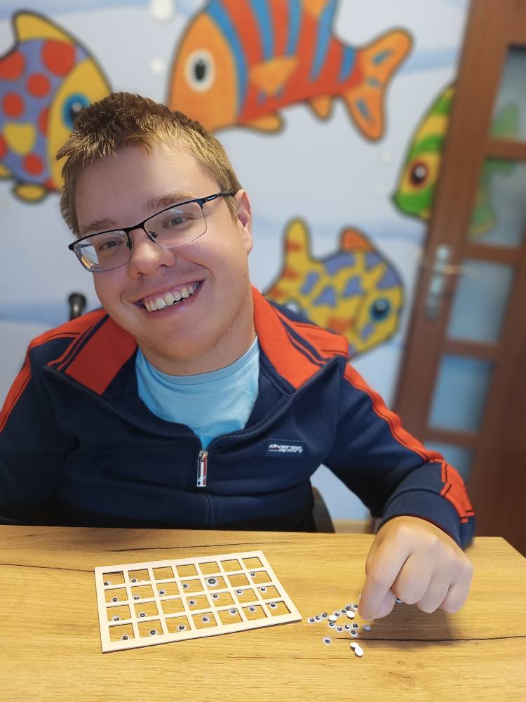 Podopieczny wykonuje zadania edukacyjne