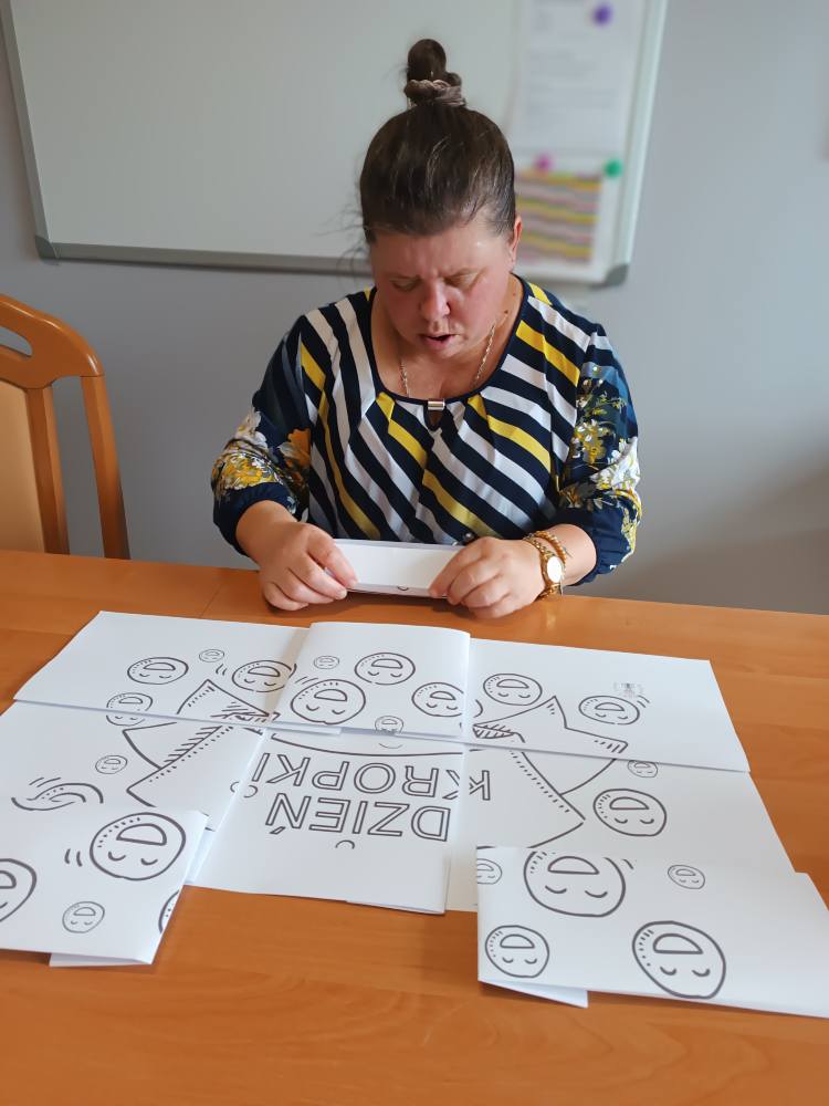 Podopieczna wykonuje zadania edukacyjne