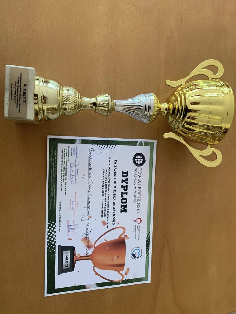Puchar i Dyplom za zajęcie 3 miejsca w pikniku sportowo rekreacyjnym