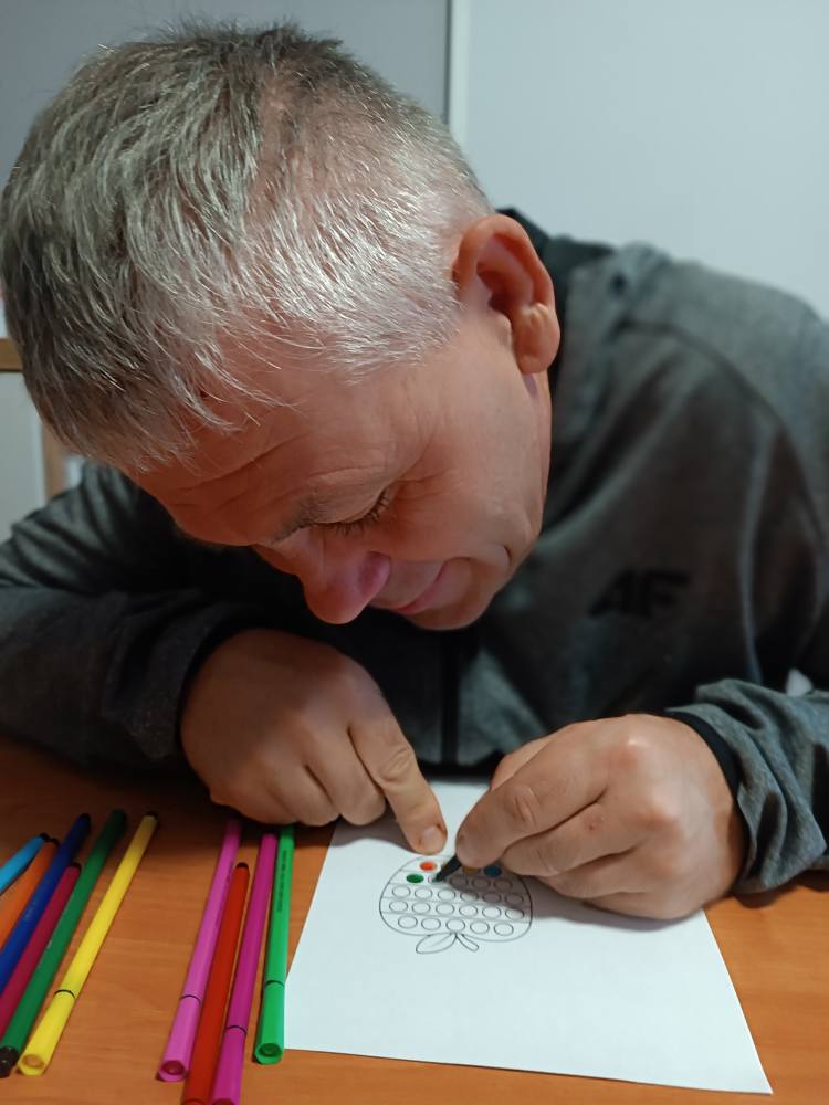 Podopieczny maluje obrazek