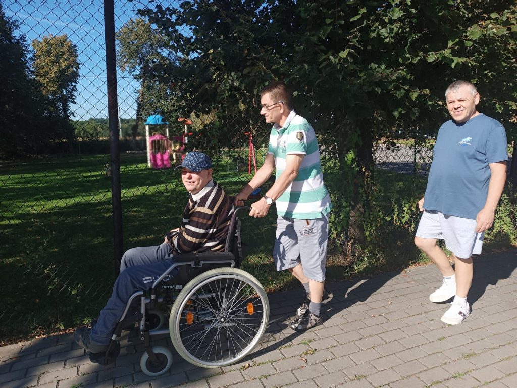 Podopieczni wędrują na spacer