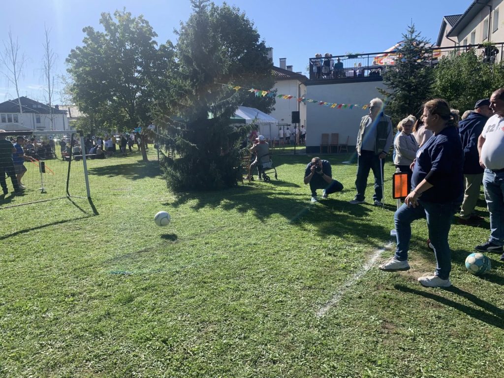 Podopieczna wykonuje zadania sportowe