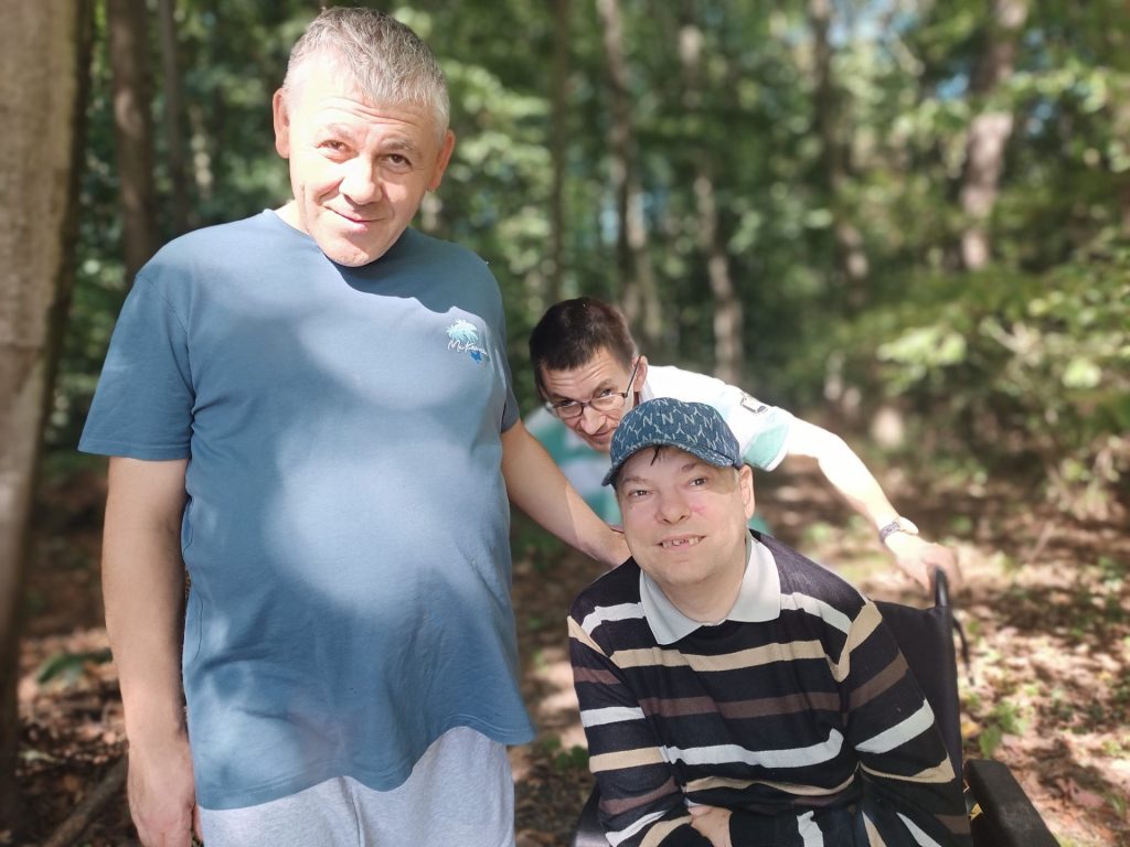 Podopieczni na spacerze w lesie