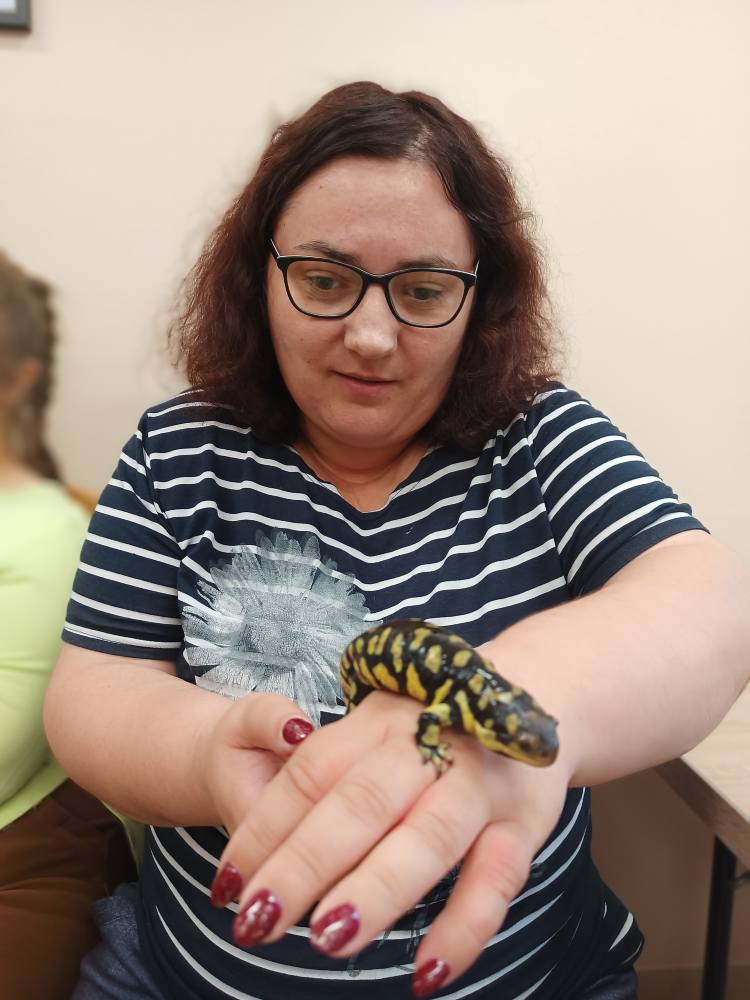 Podopieczna trzyma na ręce salamandrę