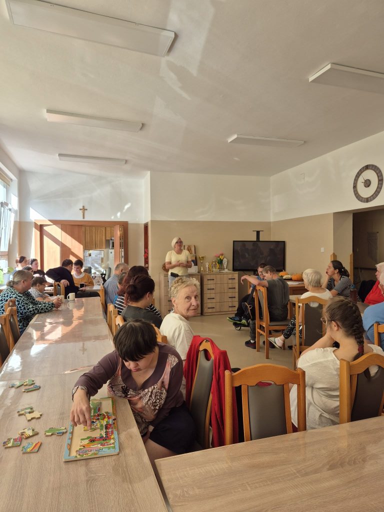 Grupa podopiecznych uczestniczących w prelekcji dotyczącej orderu uśmiechu