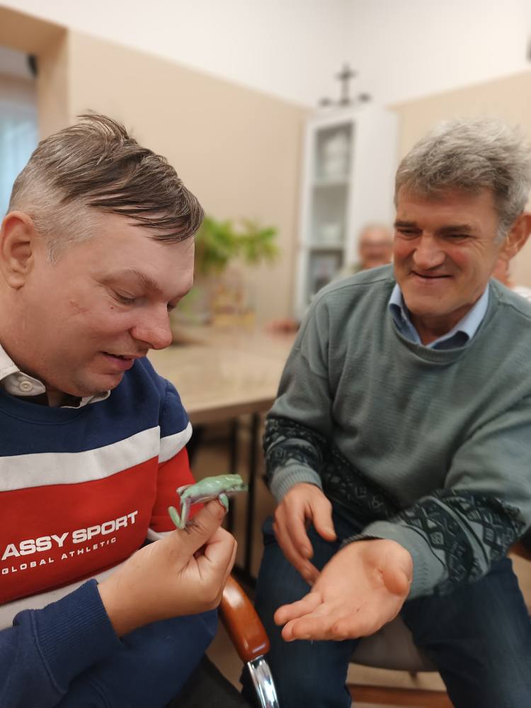 Podopieczni przekazują sobie żabę