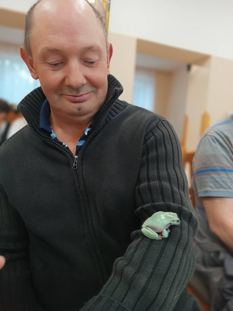 Podopieczny trzyma na ręce żabę