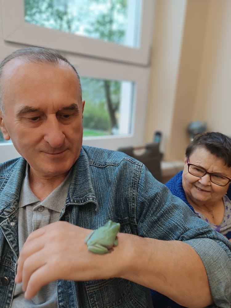 Podopieczny trzyma na ręce żabę