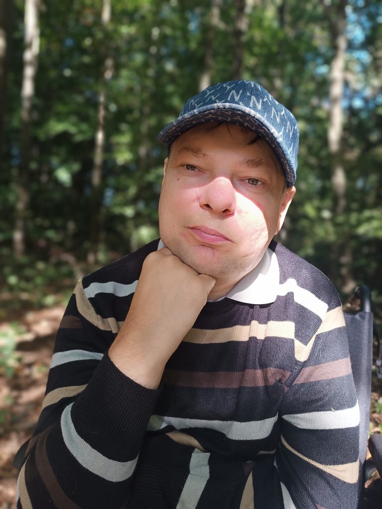 Podopieczny relaksuje się podczas spaceru do lasu