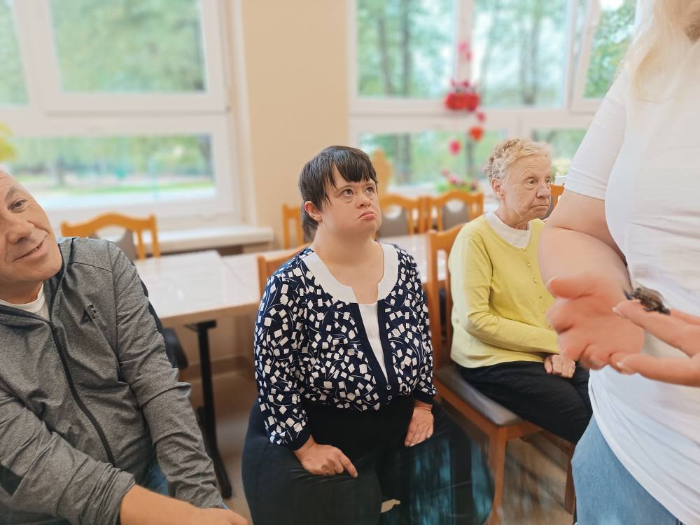 Podopieczni słuchają prelekcji o żabach