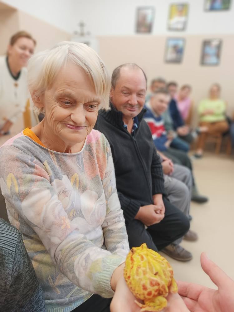 Podopieczna trzyma na ręce żabę