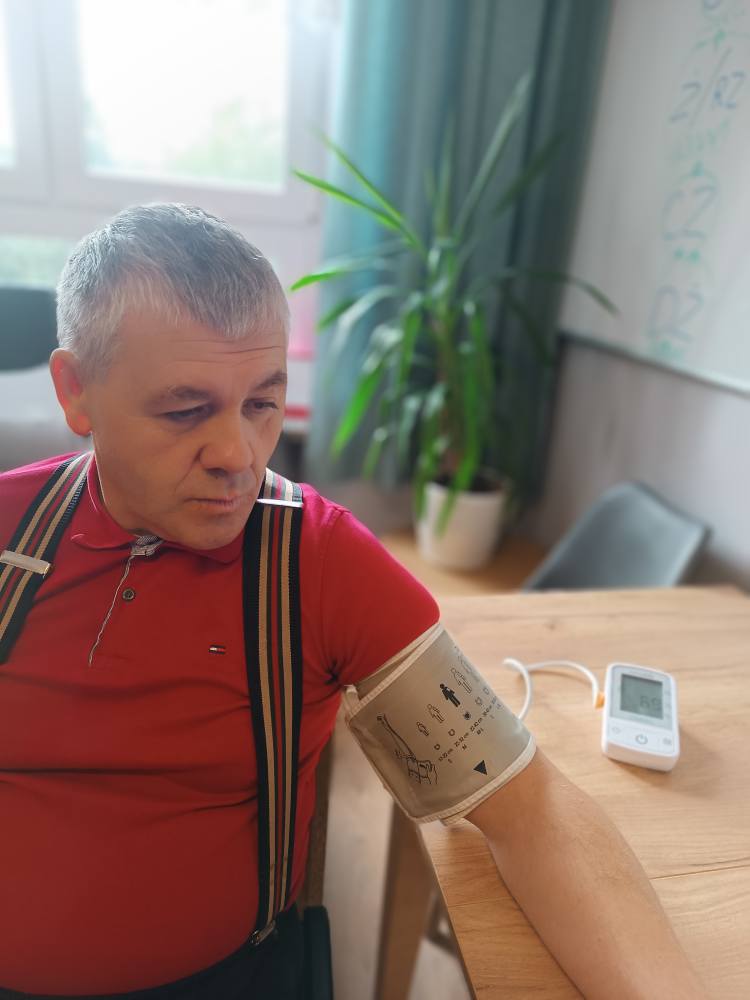 Podopieczny mierzy sobie ciśnienie krwi