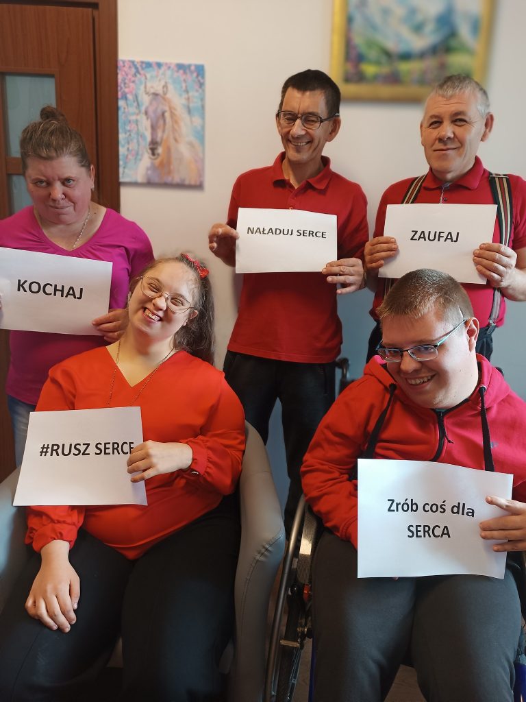grupa podopiecznych z hasłami motywacyjnymi