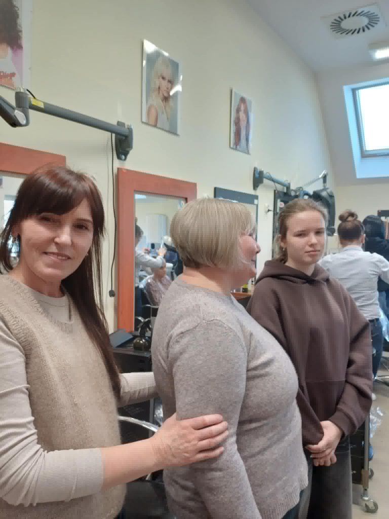 Podopieczna i fryzjerki demonstrują wykonaną fryzurę