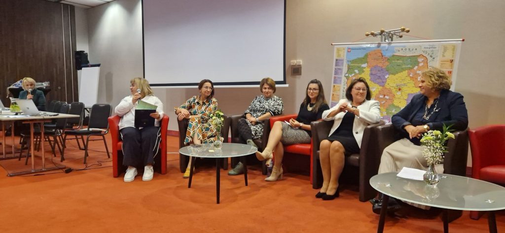 osoby prowadzące panele podczas konferencji