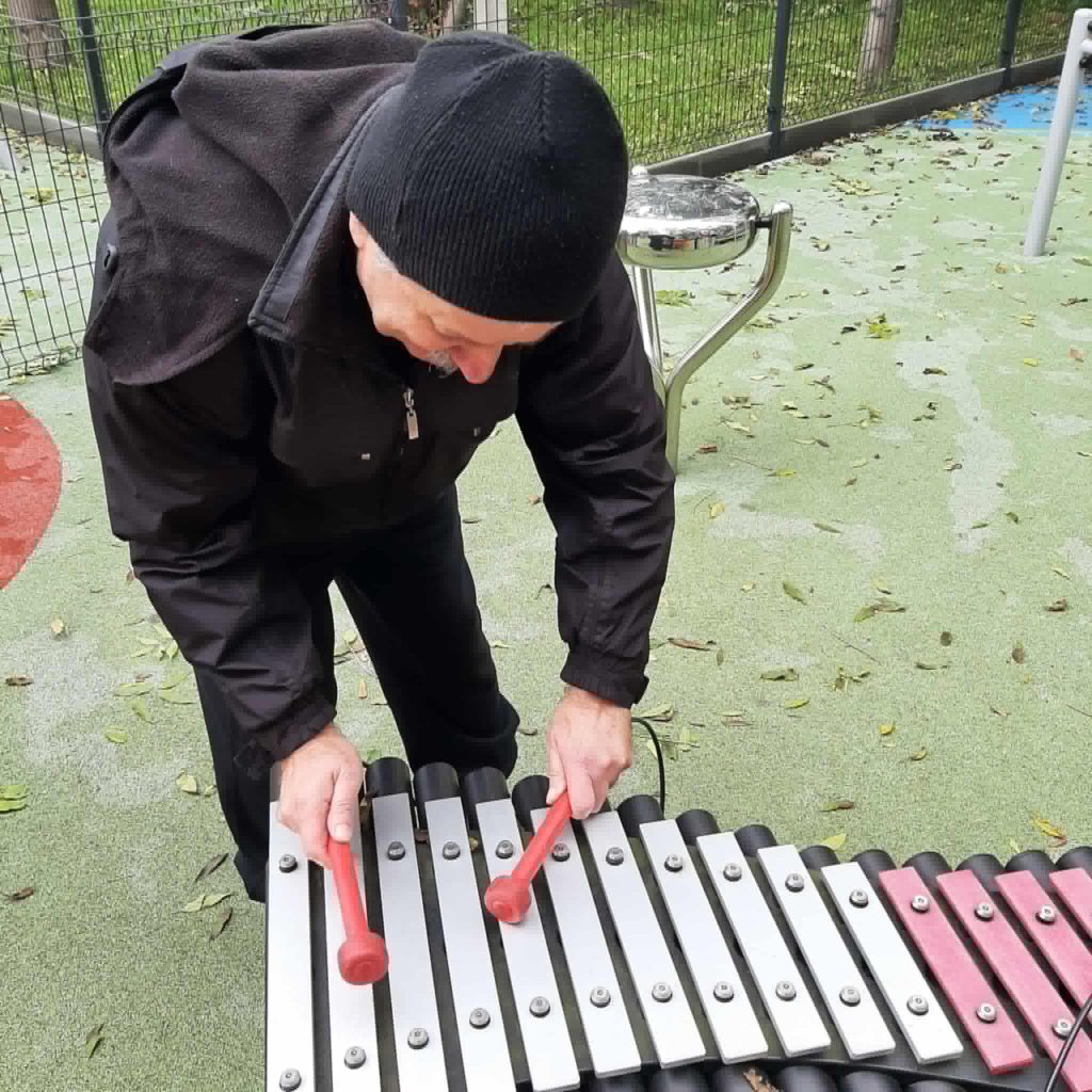 Podopieczny gra na ksylofonie