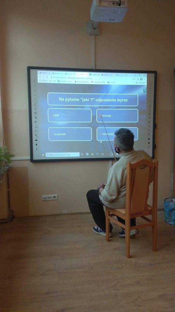 Pan Józef gra w milionerów na tablicy multimedialnej