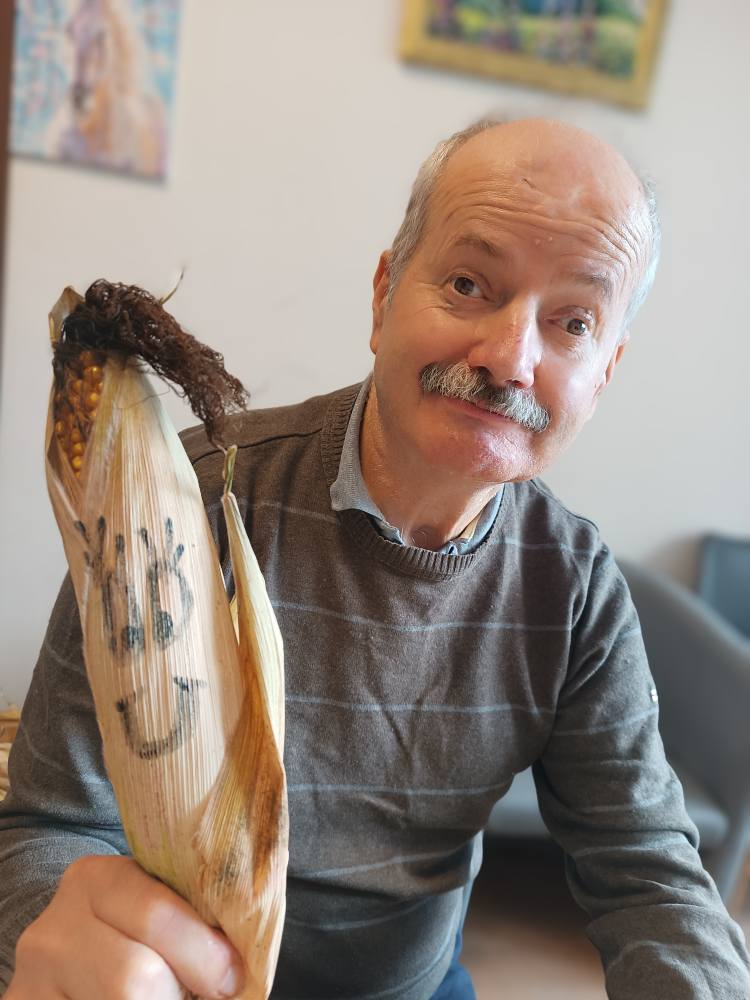 Podopieczny trzyma kolbę kukurydzy