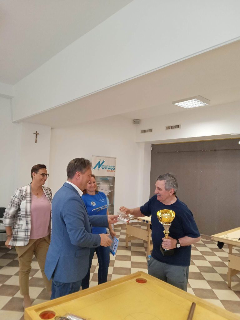 Pan Józef odbiera nagrodę w zawodach sportowych