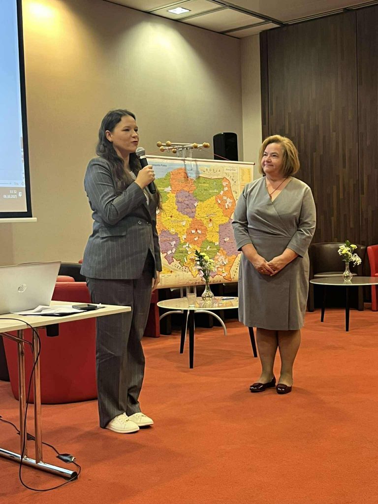 osoby prowadzące panele podczas konferencji
