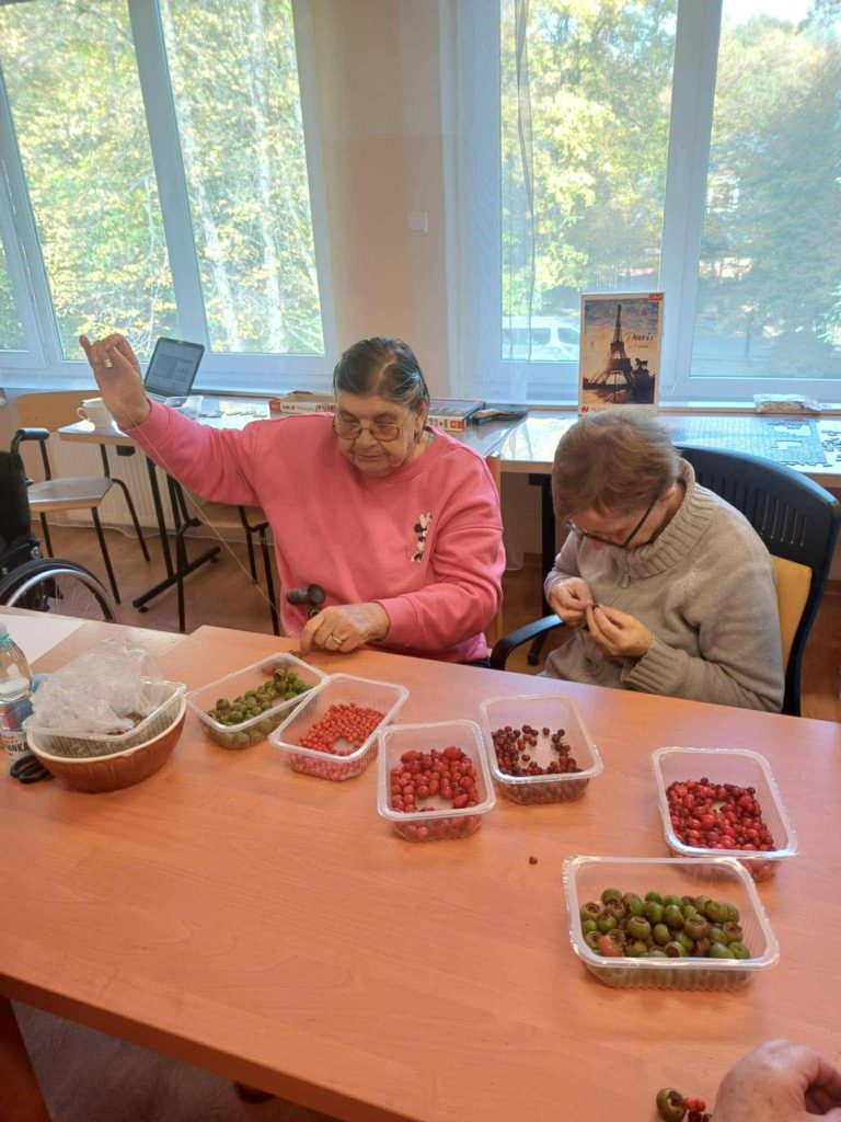 Podopieczni wykonują biżuterię z darów jesieni
