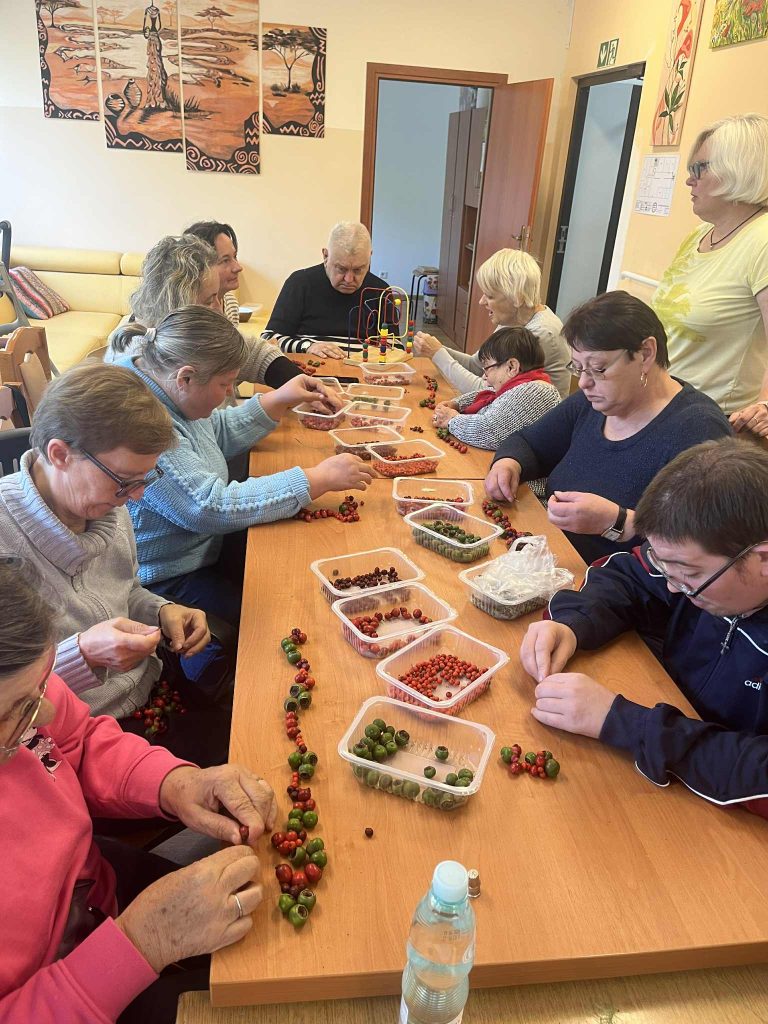 Podopieczni wykonują biżuterię z darów jesieni