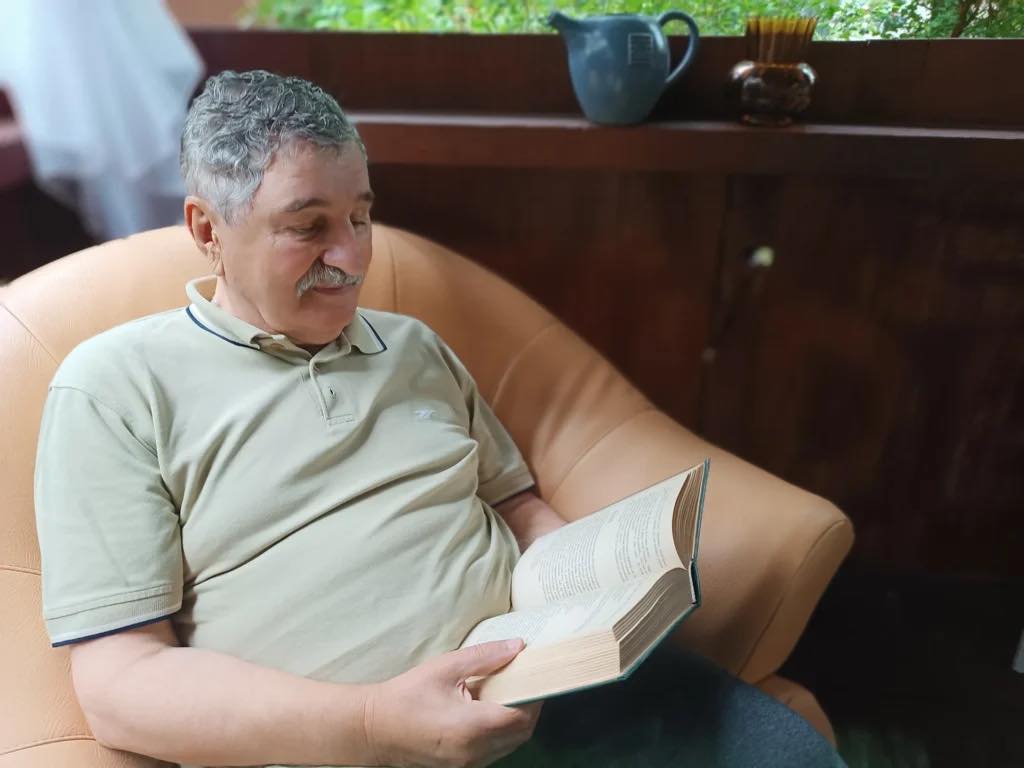 Pan Józef czyta książkę w kąciku sensorycznym