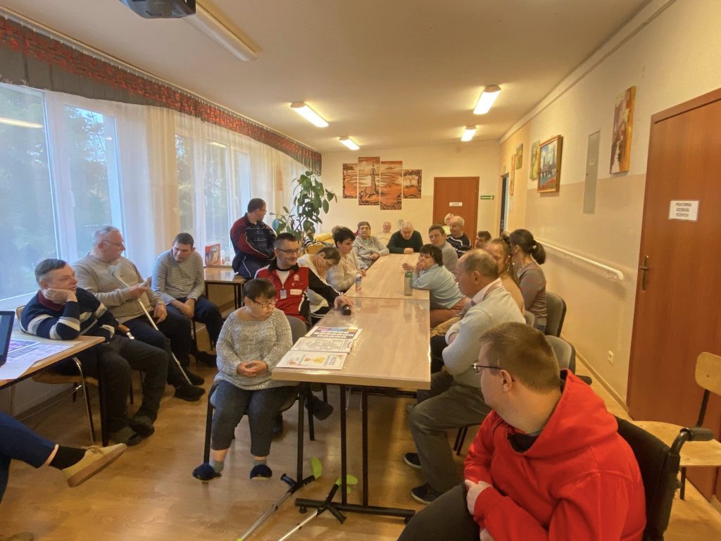 Grupa podopiecznych uczestnicząca w spotkaniu tematycznym