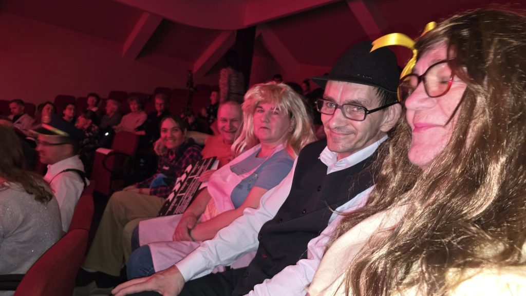 Reprezentanci ŚDS w Zagórzanach siedzący na widowni podczas konkursu Mini Playback Show