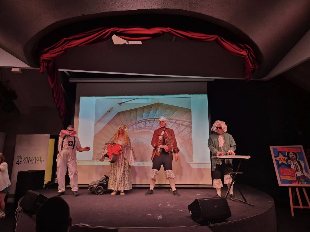 Grupa podopiecznych występuje na scenie