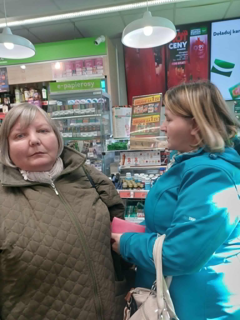 Podopieczne dokonują zakupów w aptece
