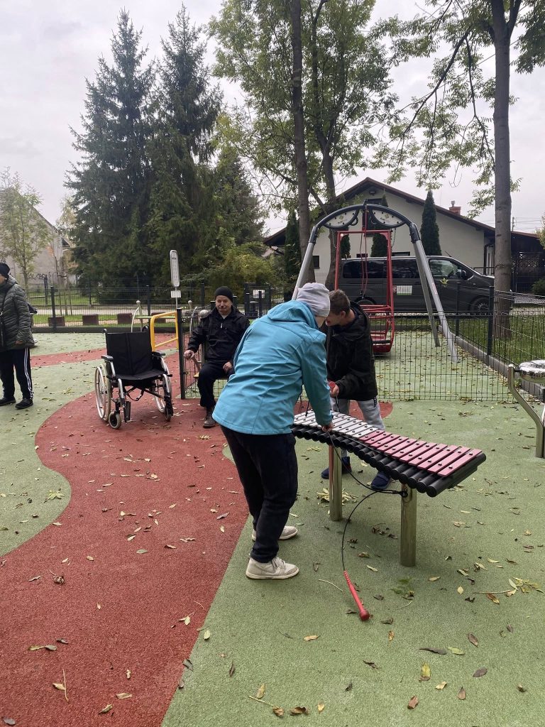 Podopieczni grają na ksylofonie