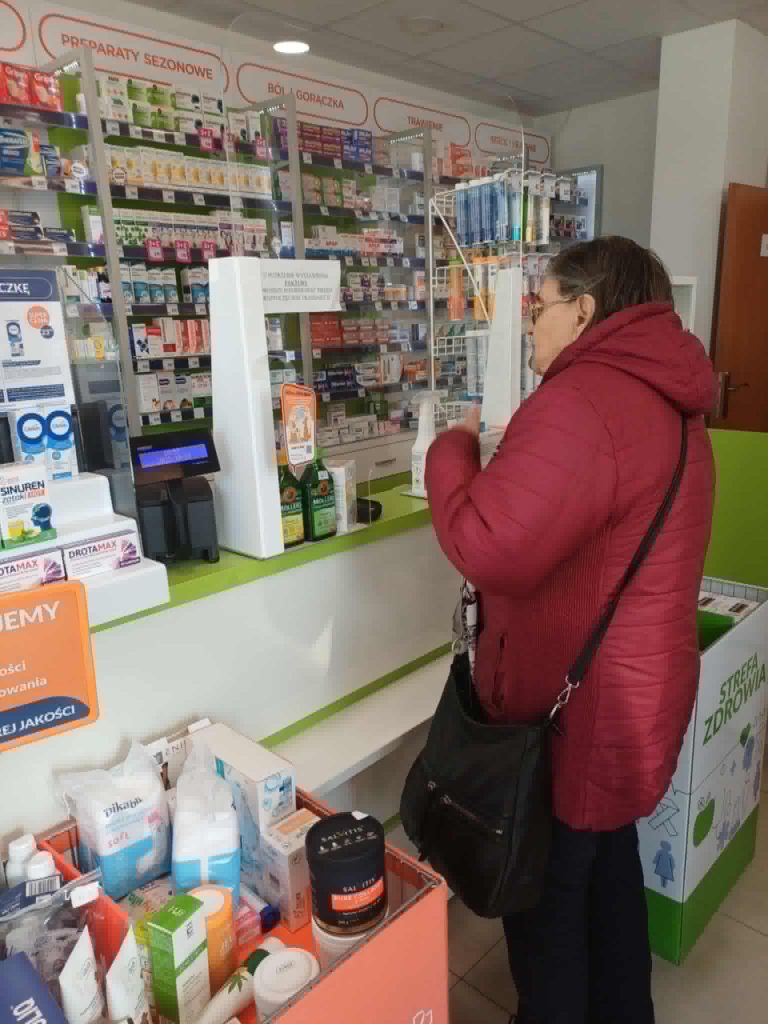 Podopieczna dokonuje zakupów w aptece