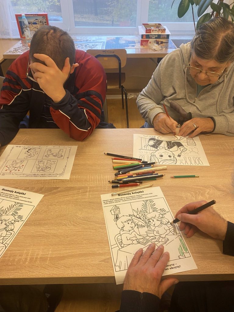 Grupa podopiecznych rozwiązuje zadania tematyczne