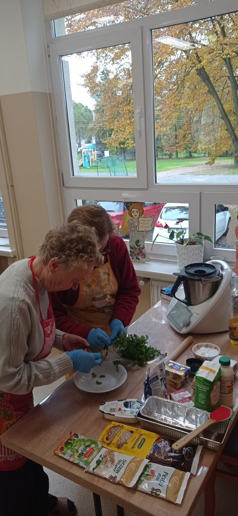 Podopieczne przygotowują ciasto na chleb