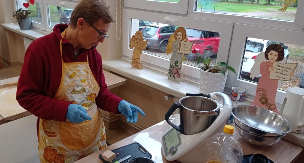 Podopieczna przygotowuje w Thermomixie ciasto na chleb