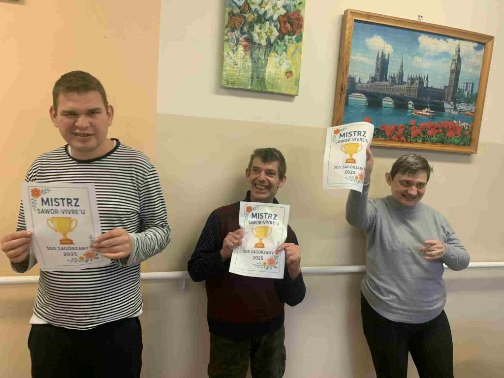 Podopieczni pokazują otrzymane dyplomy