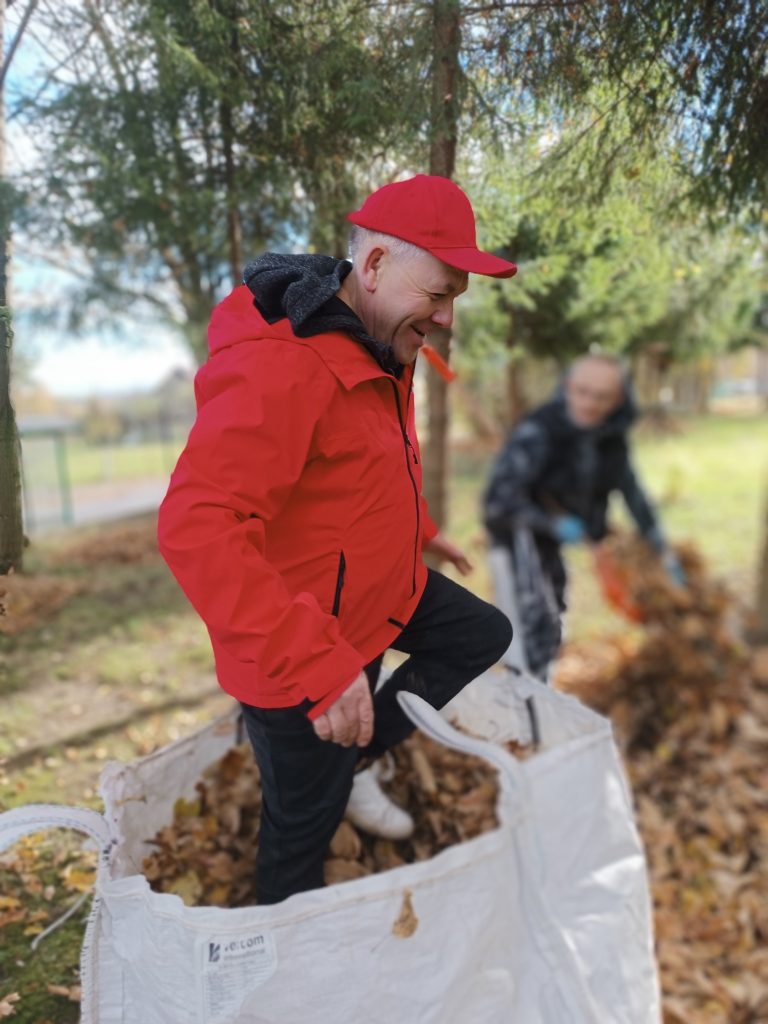 Podopieczny depcze liście w big bagu