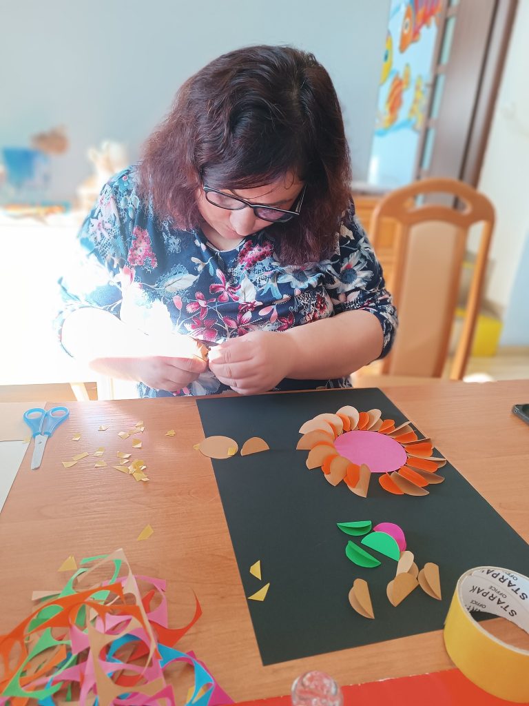 Podopieczna wykonuje prace w technice origami