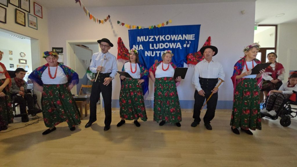 Grupa podopiecznych śpiewa piosenki ludowe