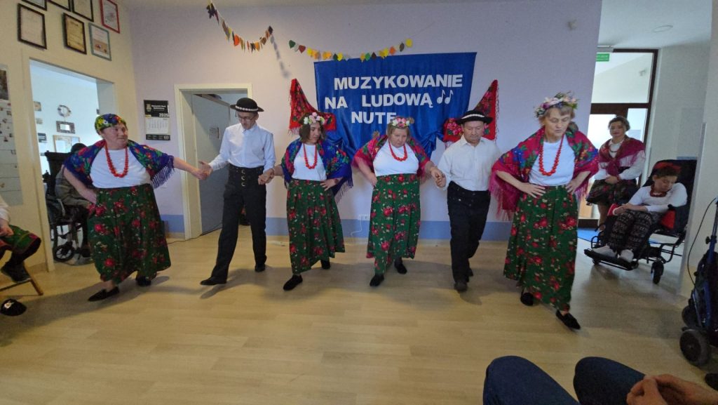 Grupa podopiecznych tańczy w strojach ludowych