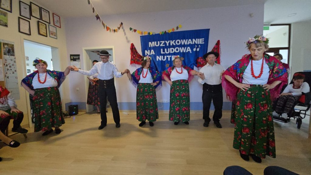 Grupa podopiecznych tańczy w strojach ludowych