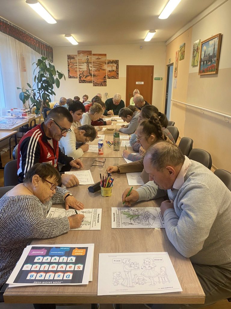 Grupa podopiecznych rozwiązuje zadania tematyczne