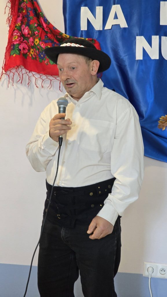 Podopieczny śpiewa pieśni ludowe