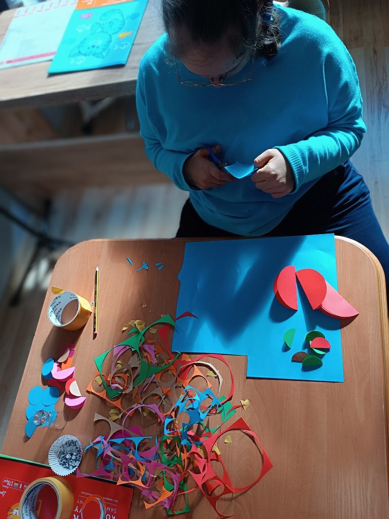 Podopieczna wykonuje prace w technice origami