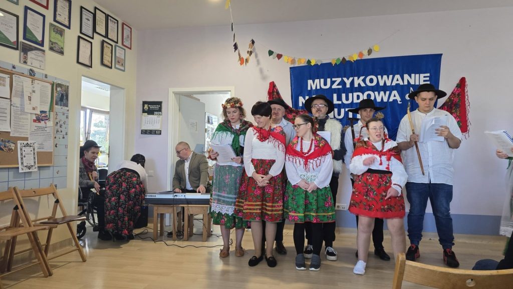 Grupa podopiecznych śpiewa piosenki ludowe