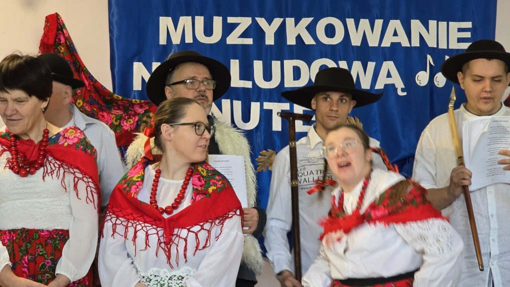 Grupa podopiecznych śpiewa piosenki ludowe